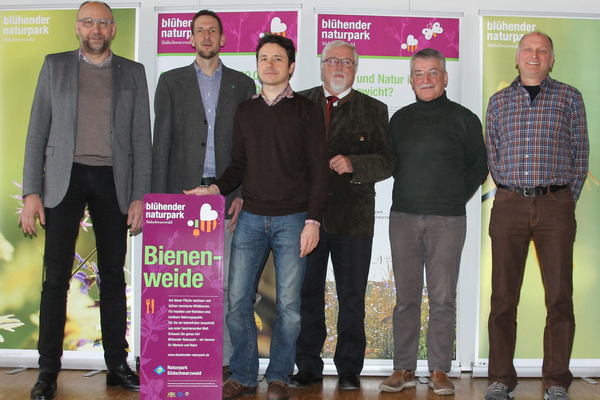 Gruppenbild der Redner beim Forum Blhender Naturpark