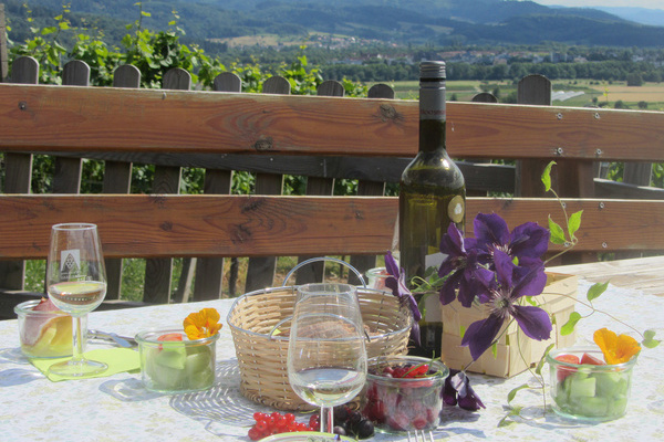 Bei der Erlebniswanderung durch den Buchholzer Weinberg darf auch gekostet werden.  Irene Birkle