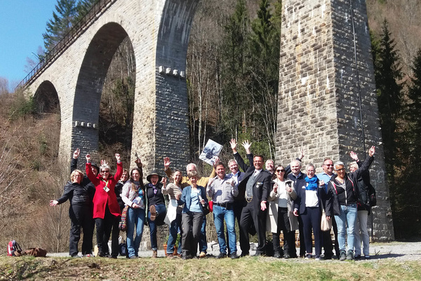 Die Teilnehmerinnen und Teilnehmer des Gstefhrer-Kurses mit der Prfungskommission.  VHS Hochschwarzwald