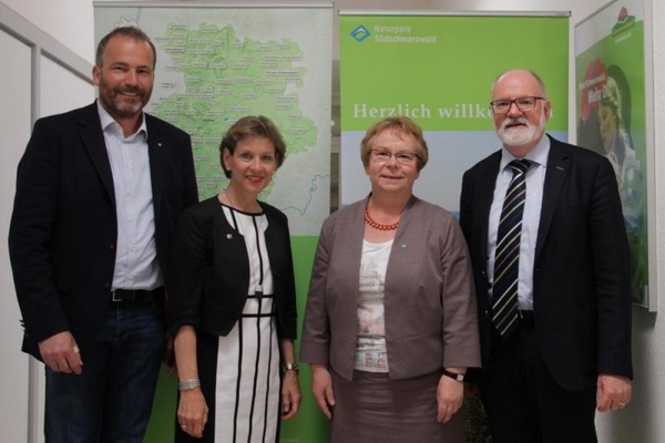 Gruppenbild Wiederwahl Naturpark-Vorstand