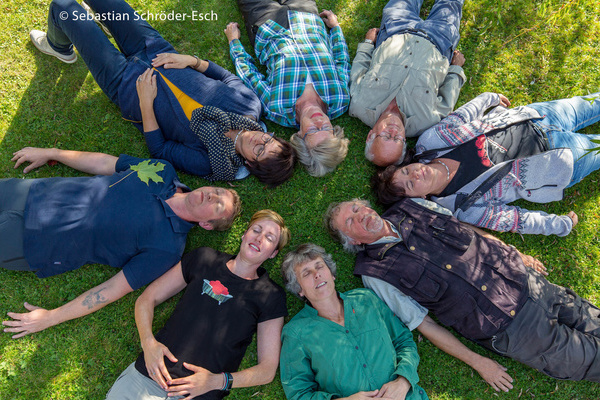 Naturpark-Gstefhrerin Nadja Hinrichs (im schwarzen T-Shirt) vermittelt die Kunst des Waldbadens. ( Sebastian Schrder-Esch)