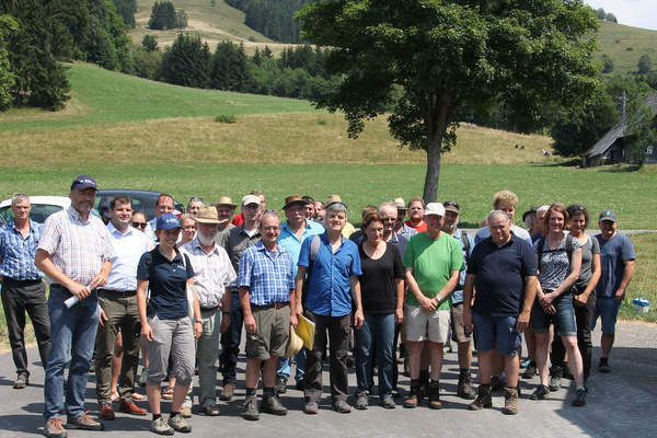 Exkursionsgruppe auf dem Hof von Markus Kaiser in Bernau.  Naturpark Sdschwarzwald