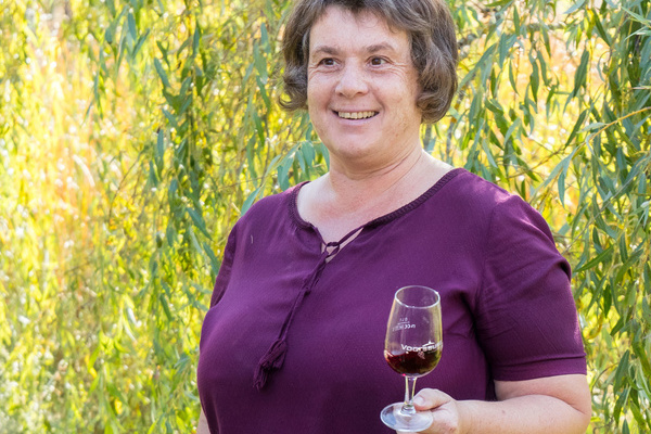 Unterwegs mit Naturpark-Gästeführerin Regina Maria Jenne, die sich nicht nur hervorragend mit Wein, sondern auch in der Fauststadt Staufen auskennt. © Sebastian Schröder-Esch