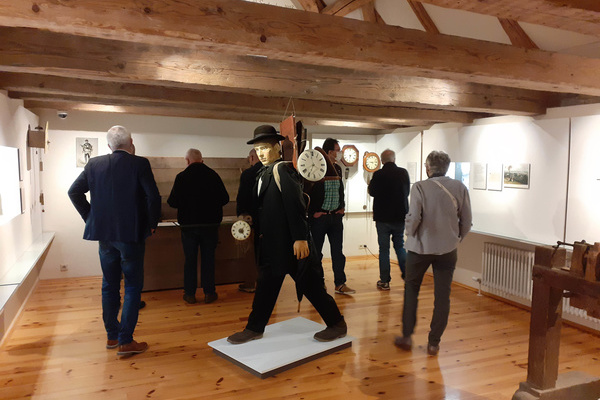 Teilnehmende des Naturpark-Kulturforums im Kloster Museum St. Mrgen bei einer kurzweiligen Museumsfhrung in der Uhrenabteilung.  Naturpark Sdschwarzwald