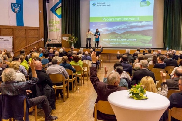 Die Teilnehmenden beim Bergfest bringen sich aktiv ein (Foto: S. Schrder-Esch / Natur Sdschwarzwald)