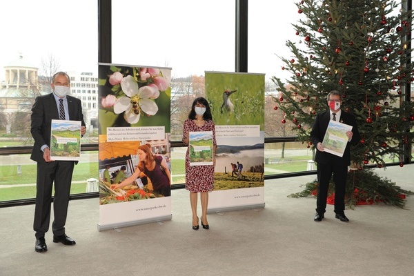 Landtagsprsidentin Muhterem Aras bekommt von der AG Naturparke Baden-Wrttemberg, hier vertreten durch Andreas Felchle, Vorsitzender des Naturparks Stromberg-Heuchelberg e. V. (rechts), und Roland Schttle, Geschftsfhrer  Landtag von Baden-Wrttemberg