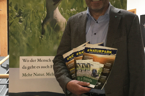 Vorstellung der diesjährigen Publikationen der AG Naturparke Baden-Württemberg durch den Geschäftsführer des Naturparks Südschwarzwald Roland Schöttle © Naturpark Südschwarzwald.