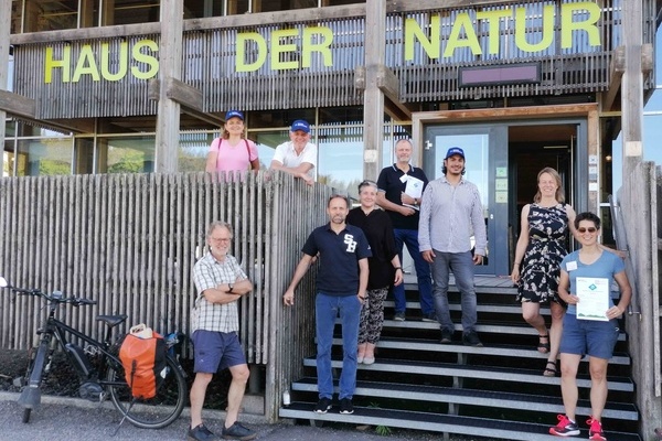 Teilnehmerinnen und Teilnehmer des Gästeführer-Kurses 2020/21 bei der Abschlussfeier vor dem Haus der Natur am Feldberg. © Naturpark Südschwarzwald