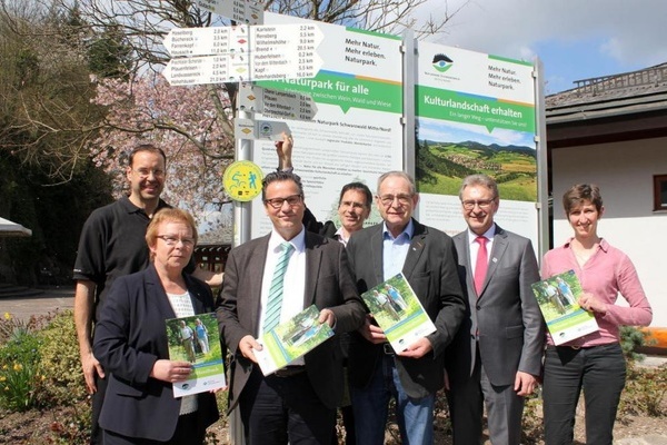 Gruppenbild Vorstellung neues Wander-handbuch fr denSchwarzwald (Foto: Jochen Denker / Naturpark Schwarzwald Mitte/Nord)