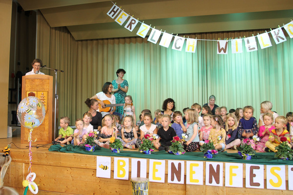 Die Naturpark-Vorsitzende Landrtin Marion Dammann nimmt die Auszeichnung der Kita Villa Wirbelwind als Naturpark-Kindergarten vor.  Naturpark Sdschwarzwald