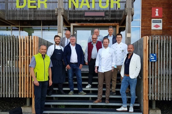 Gruppenbild Kooperation Naturparkwirte Sdschwarzwald und EZG Schwarzwald Bio-Weiderind  Naturpark Sdschwarzwald