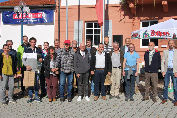 Die erstplatzierten Wiesenmeister Gerhard Klausmann (r.) und Ewald Grieshaber (M.) mit seinem Enkel und Hofnachfolger Kai Grieshaber (l.)  Naturpark Sdschwarzwald