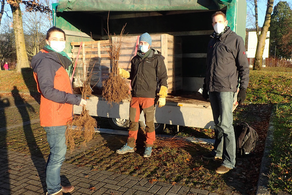 Jan Flessa (Landschaftserhaltungsverband Breisgau-Hochschwarzwald, Mitte) und Holger Wegner (Naturpark Sdschwarzwald) bei der Ausgabe von bestellten Flatterulmen an eine Kundin.  Reinhold Treiber