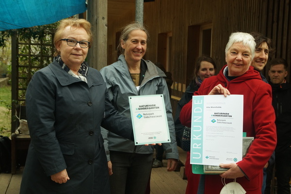 Andrea Kenk und Hannelore Reinbold-Mench berreichten am Donnerstag im Rahmen einer Feierstunde die Auszeichnung zum Naturpark-Kindergarten an Ellen Wendt, Leiterin der Kita Wonnhalde. Bild: Naturpark Sdschwarzwald e. V. 