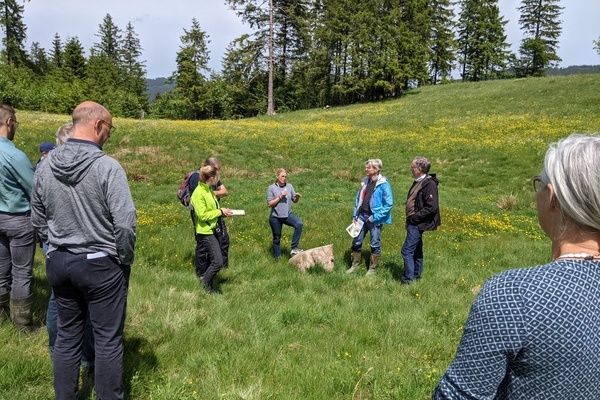 Landwirtin Anja Baur zeigt eine sogenannte Retentionsmulde auf ihrer Weide im Bernauer Hochtal. Hier wird auf natrliche Weise Wasser gespeichert. 