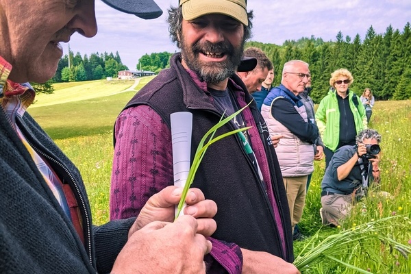  Oswald Trndle vom BLHV und Geo Galbusera vom Landwirtschaftsamt Breisgau-Hochschwarzwald untersuchen die Grser einer Flche.