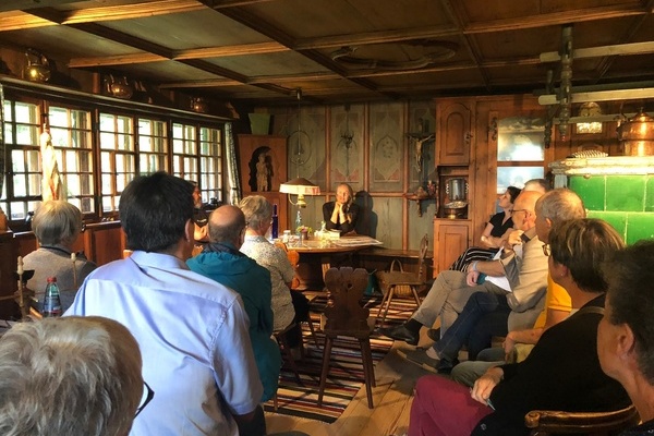 Kulturforum Hsli: Teilnehmende des Naturpark-Kulturforums im Volkskundemuseum Hsli in Grafenhausen whrend der Lesung von Birgit Hermann. Bild: Landkreis Waldshut