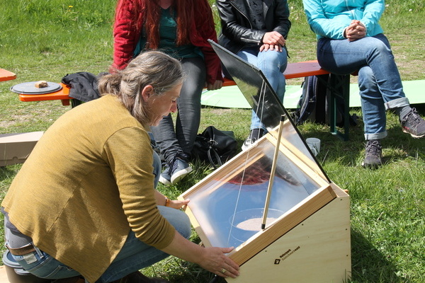 Bild 1 Solarofen NP SSW: Projektkoordinatorin Andrea Kenk demonstriert die Benutzung der neuen Solarfen. Bild: Naturpark Sdschwarzwald e. V.