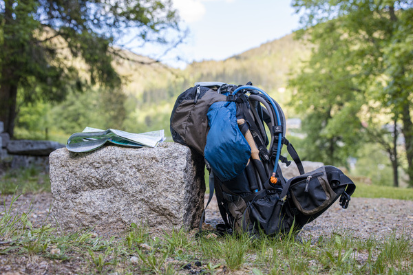 Trekking Schwarzwald_rucks_Sebastian Schroeder-Esch: Beim Trekking im Schwarzwald drfen naturverbundene Wanderinnen und Wanderer ganz legal mitten im Wald ihr Zelt aufschlagen. Bild: Sebastian Schrder-Esch