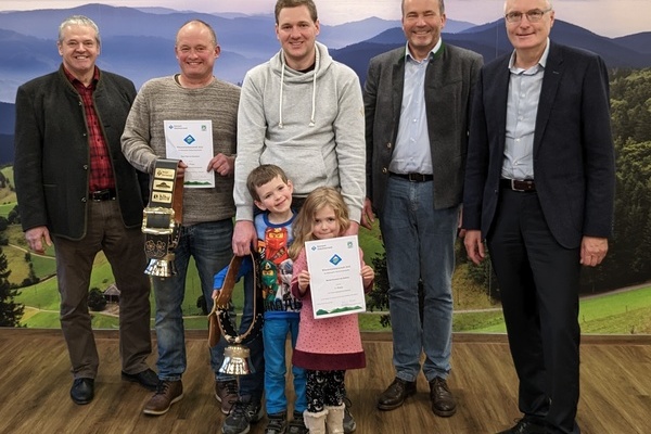 Siegerehrung in der Molkerei Schwarzwaldmilch GmbH Freiburg, v. r. n. l.: Oswald Trndle, Egon Faller, Michael Rombach, mit seinen beiden Kindern, Roland Schttle und Heinz Kaiser.