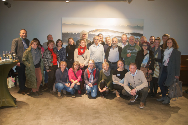 Mit einem zwanglosen Treffen der Beteiligten rund um die Naturpark-Mrkte fand die Saison 2022 in der Naturpark-Marktscheune Wlder:Genuss in Feldberg-Brental ihren stimmungsvollen Abschluss. Bild: Naturpark Sdschwarzwald e. V.