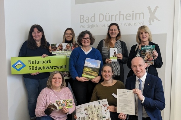 Bild 1 NP SSW_Naturpark Kindergaerten Bad Drrheim: Die Leiterinnen der Kindergrten bei der Unterzeichnung des Kooperationsvertrages. Bild: Naturpark Sdschwarzwald e. V. 