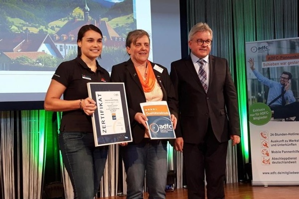 Zertifikatsvergabe Sdschwarzwald-Radweg auf CMT 2017 (Foto: Hotz/Schwarzwald Tourismus)