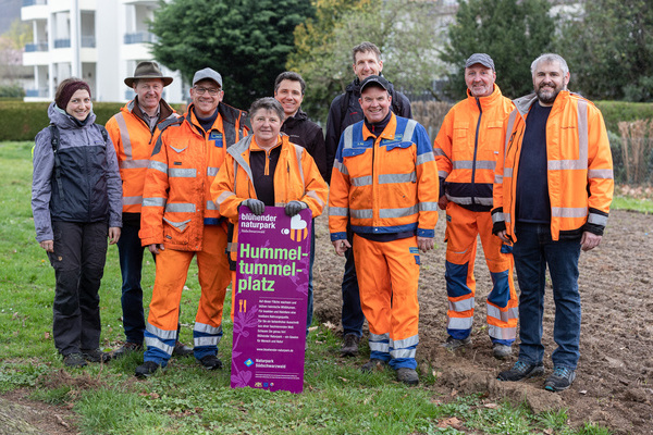 Bild3_Einsaat_Waldkirch_schroeder-Esch-NP: Das Team Grnbereich Waldkirch mit ihrem Leiter Torsten Burger (r.), Wolfgang Rother, Stadt Waldkirch (2. V. l.), Holger Loritz (hinten Mitte) und Holger Wegner vom Naturpark Sdschwarzwald (hinten Mitte).