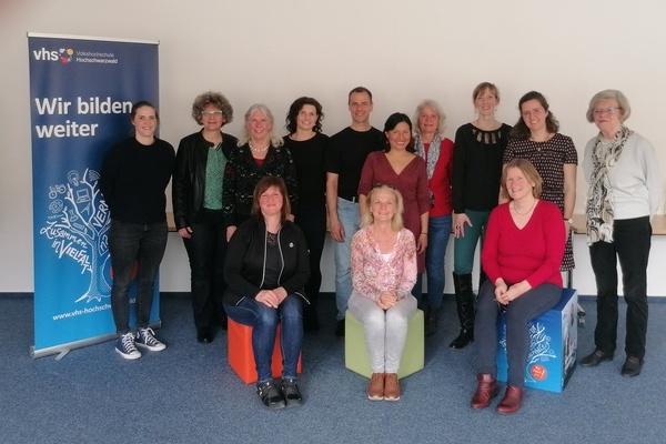 Christine Peter vom Naturpark Sdschwarzwald und Karin Hausmann von der VHS Hochschwarzwald freuen sich gemeinsam mit den Teilnehmenden des Gstefhrer-Kurses 2022/2023 ber die erfolgreiche Ausbildung. Bild: Naturpark Sdschwarzwald e. V.