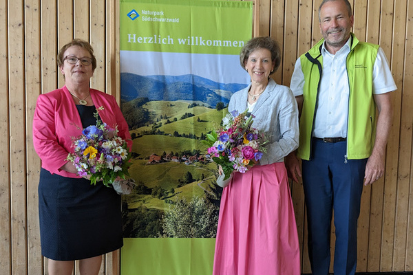 Brgermeisterin Hannelore Reinbold-Mench, stellvertretende Vorsitzende und Landrtin Marion Dammann sind zur Freude von Roland Schttle, Geschftsfhrer des Naturpark Sdschwarzwald e. V., im Amt besttigt worden. Bild: Naturpark Sdschwarzwald e.V.