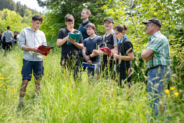 Die Landwirtschafts-Azubis bei der Grnlandbegehung in Bollschweil-St Ulrich. Bild: Stefanie Rschke/Naturpark Sdschwarzwald e. V.