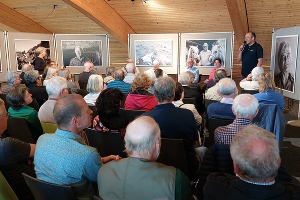 Zahlreiche Menschen, darunter auch ehemalige Htekinder, waren bei der Erffnung auf dem Feldberg.  Naturschutzzentrum Sdschwarzwald