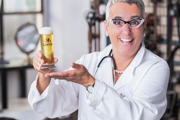 Die Bierologin Dr. Albertine Hefesporn über Ganter-Bier (Foto: Jonas Conklin)