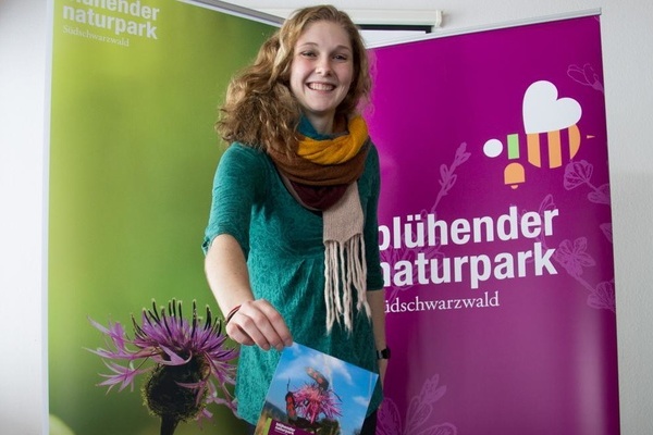 Glcksfee Carmen zieht die Gewinner zur Wanderausstellung