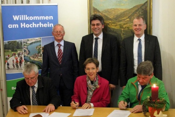 Gruppenbild Kooperationsvereinbarung mit Schweizer Naturpaerken (Foto: Hochrheinkommision)