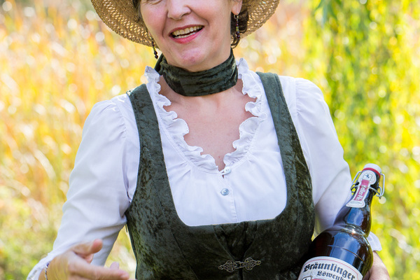 Naturpark-Gstefhrerin Elisabeth Reiner kennt sich mit Bier und Natur aus.  S. Schrder-Esch