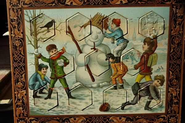 Motiv "Schneeballschlacht mit Schneefigur" in der Sonderausstellung "Frostige Gesellen"  Stadtmuseum Schopfheim