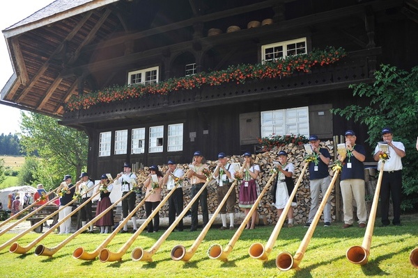 Alphornblser vor dem Resenhof beim Holzschneflertag und Naturpark-Markt in Bernau  Birgit-Cathrin Duval