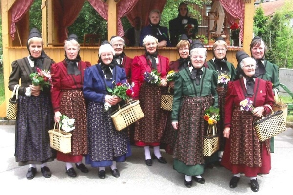 Eine Gruppenaufnahme der Unterkirnacher Trachtenfrauen in traditioneller Tracht  Trachtenfrauen Unterkirnach