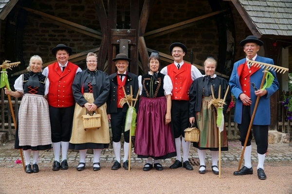 Die Volkstanzgruppe in ihren Trachten  Volkstanzgruppe Unterkirnach