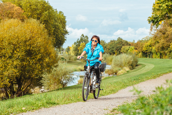 Eine Frau fhrt Rad in der Natur  Stadt Emmendingen