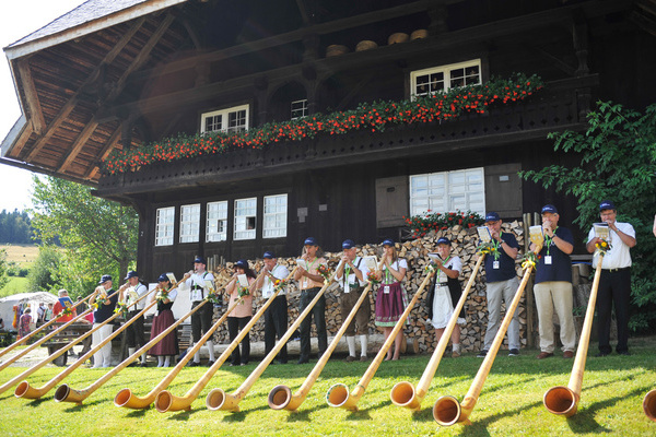 Alphornblser vor dem Resenhof  Birgit-Cathrin Duval