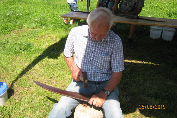 Vorführung alter Handwerkskunst: Ausbesserung eines Sensensblattes © Gemeinde Döggingen