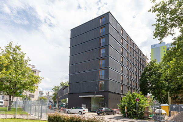 Der achtgeschossige Wohn- und Gewerbebau aus Holz BUGGI 52 in Freiburg-Weingarten  Holzbau Bruno Kaiser/Martin Granacher 