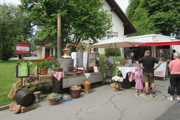 Stand der Schnapsbrennerei von Otto Strkle am Naturpark-Markt in Willaringen  Gemeinde Rickenbach