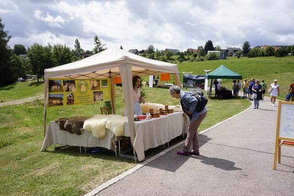 Stand mit Schaffell und Honig auf dem Naturpark-Markt  Hochschwarzwald Tourismus GmbH