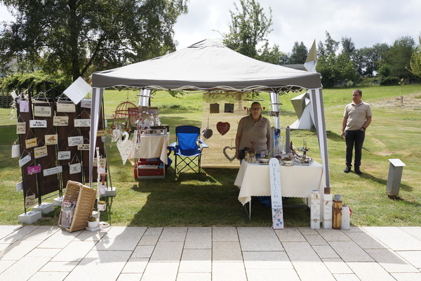 Marktbeschicker an seinem Stand mit Holz-Herzen  Hochschwarzwald Tourismus GmbH