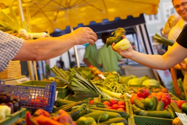 Regionale Produkte in Hlle und Flle auf dem Naturpark-Markt  Peter Mesenholl