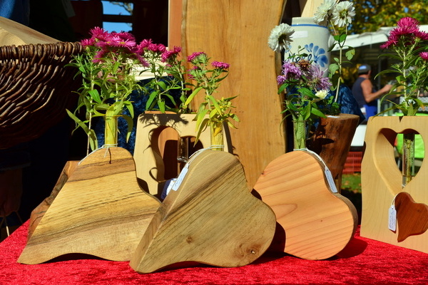 Holzherzen auf dem Naturpark-Markt  Petra Br-Weigand