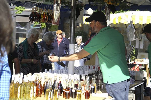 An einem Stand auf dem Naturpark-Markt  Jogi Ritter